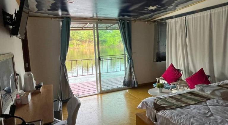 Raft House Bansuan Maenam in Kanchanaburi