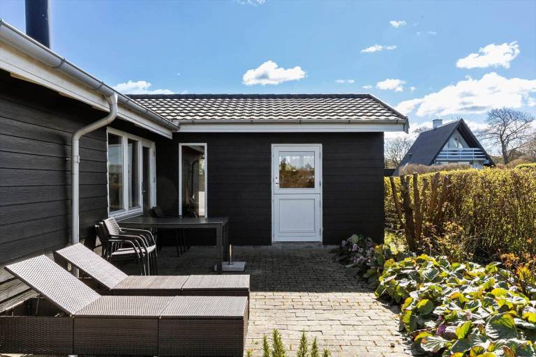 Vacation home with patio, BBQ & yard — photo 3