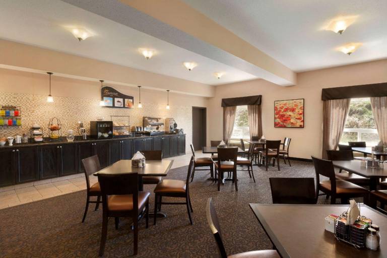 Days Inn by Wyndham Innisfail — photo 4