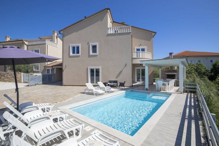 Villa with garden, sauna & private pool | Water view — photo 2