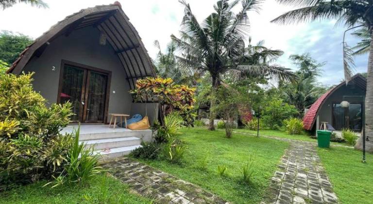 Lodge with pool, yard & patio — photo 4