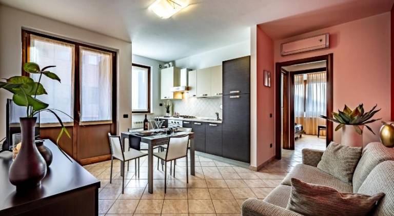 Charming serviced apartment with patio, pool & garden | Pet-friendly — photo 2