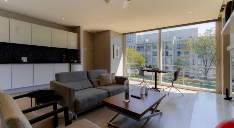 Serviced apartment with garden & patio — photo 2