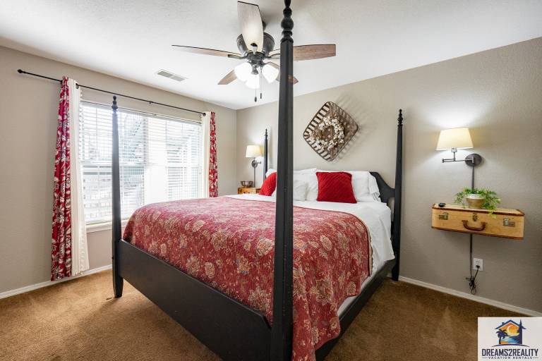 Beautifully Updated 3BR WALK-IN Near the Strip FREE TICKETS INCLUDED! (CH4-4) — photo 4