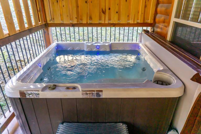 1 Mi to Parkway! Hot Tub Hideaway in Pigeon Forge — photo 3