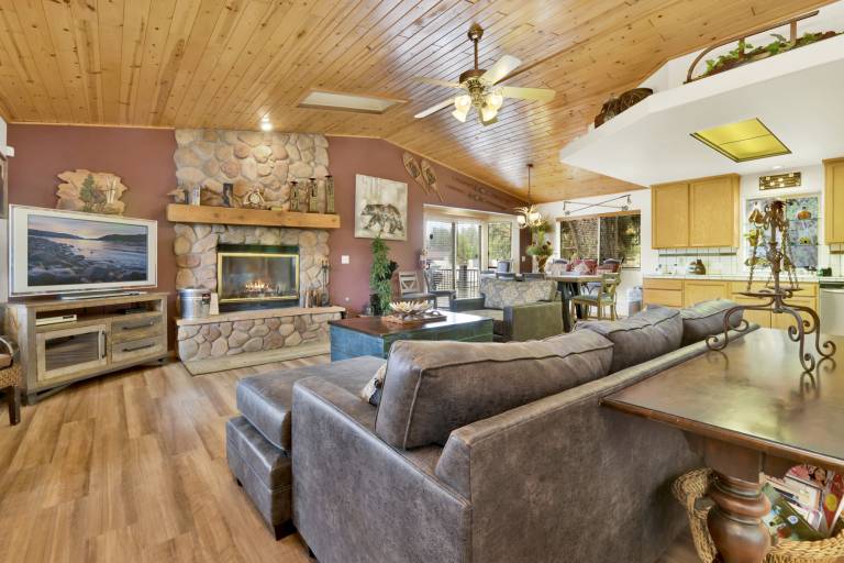 "Can't Bear to Leave" 3BR/2BA: Single-Level Luxury, Jetted Spa & Garage Access — photo 5