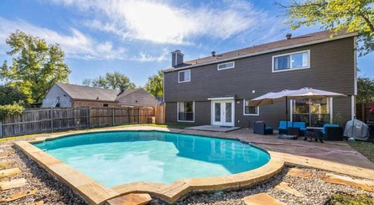 House with pool in Grand Prairie, TX