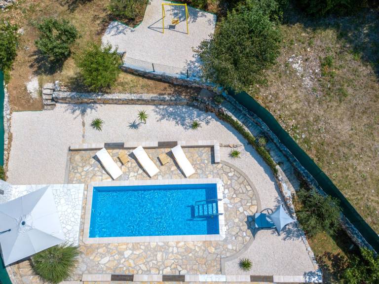Vacation home with yard, patio & private pool — photo 2