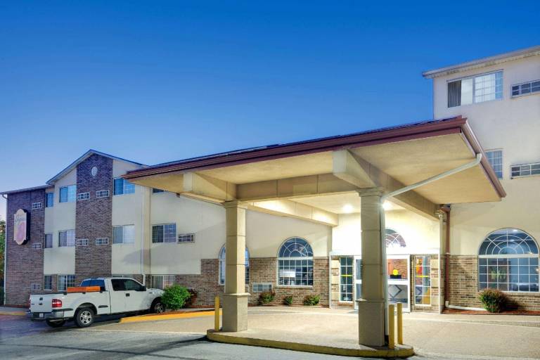 Super 8 By Wyndham Kansas City in Kansas City, MO