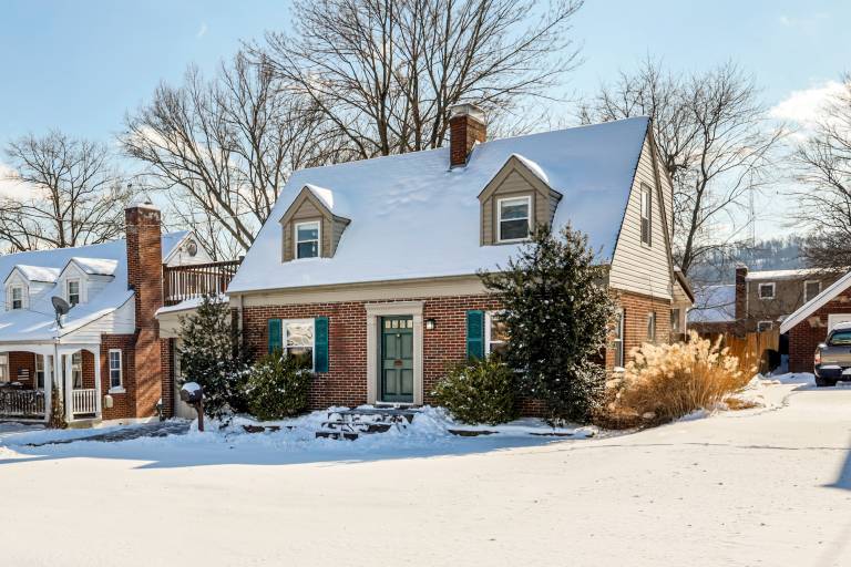 Cincy Area Bungalow w/ Deck & Yard, Pets Welcome! in Covington, KY