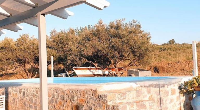 Rental apartment with yard, grill & private pool in Apokoronas