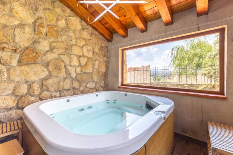 House with hot tub, private pool & barbeque | Mountain view | Suitable for remote work in León