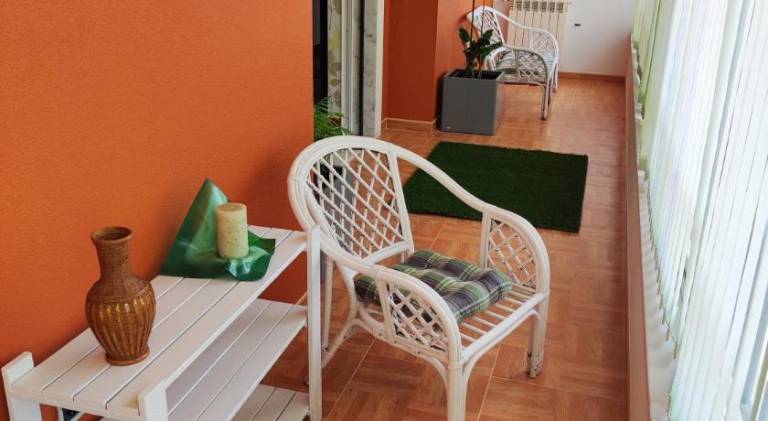 Vacation home with patio, BBQ & yard — photo 4