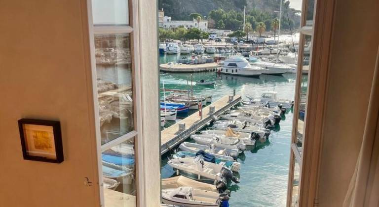 Holiday apartment with 1 room for 4 persons in Cassis