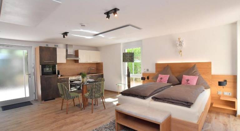 Serviced apartment with yard | Pets allowed — photo 2