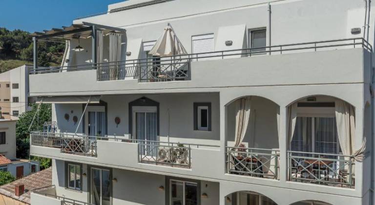 Holiday apartment with patio & yard — photo 4
