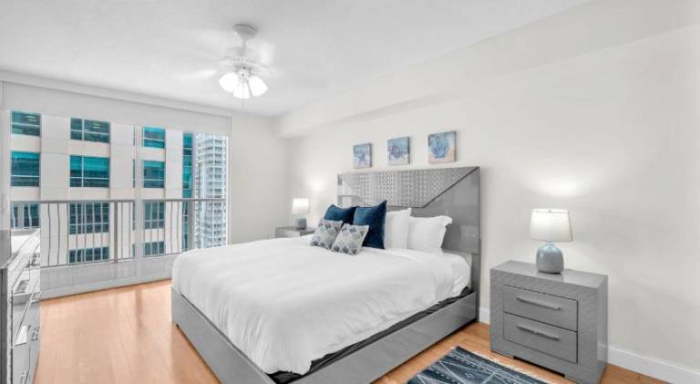 Holiday apartment with pool & hot tub in Miami, FL
