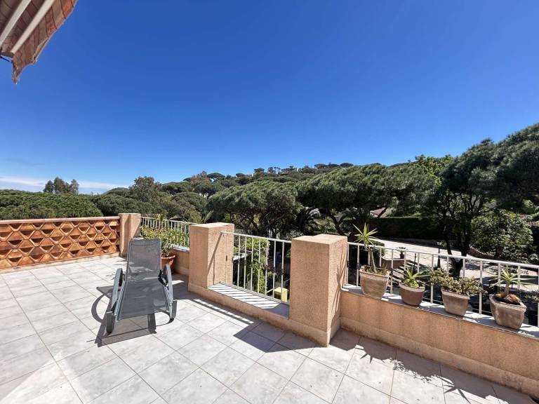 Sainte-Maxime: Villa T4 avec Piscine, Terrasse, et 3 Suites Climatisées près de la Mer — photo 3