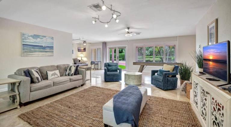 Stylish 2br 3ba with Heated Pool plus Beach Walkable — photo 2