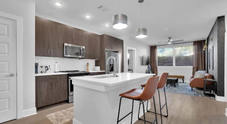 Luxury 2-Bedroom Apartment Near The Battery Atlanta with Pool, Sky Lounge & Free Parking — photo 3