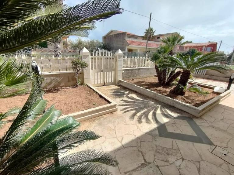 Holiday Home 'Villetta Roby' with Private Terrace, Private Garden and Air Conditioning in Modica