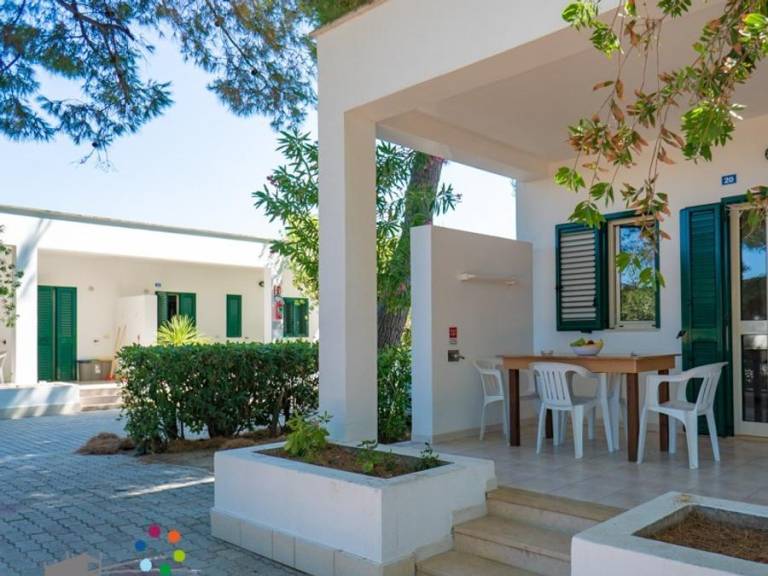 Bungalow with terrace & pool — photo 5