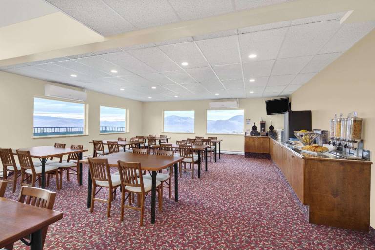 Days Inn by Wyndham Kamloops BC — photo 4