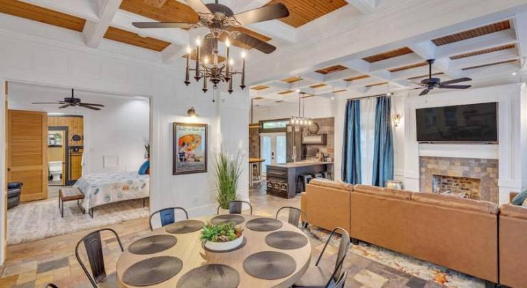 Bare Feet Beach House Close to beach dog friendly — photo 3