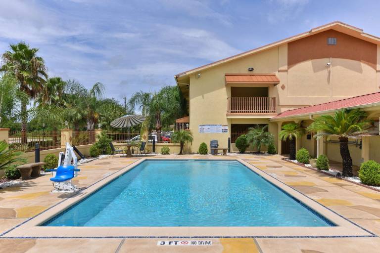 Americas Best Value Inn & Suites Alvin Houston — photo 3