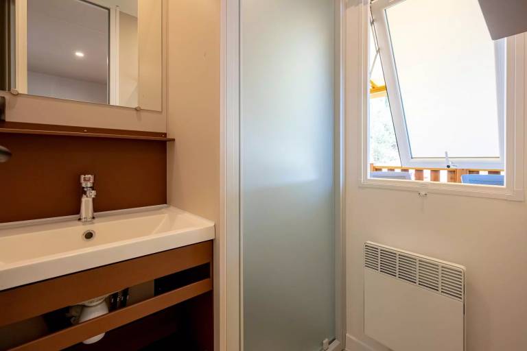 Charming mobile home with BBQ, yard & pool | Beach nearby | Dogs allowed — photo 3