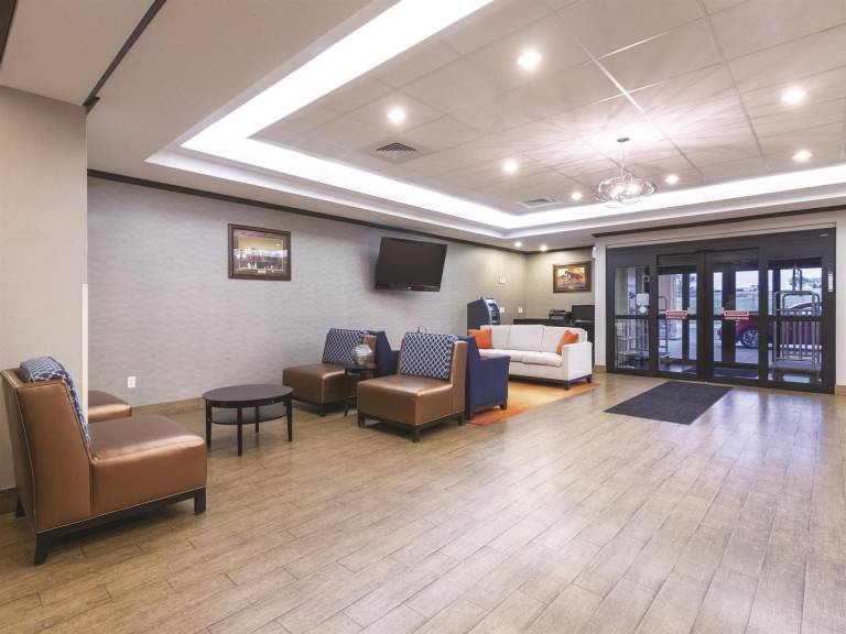 La Quinta Inn & Suites by Wyndham Glendive — photo 3