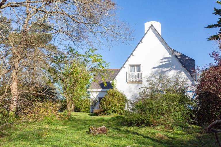 Holiday Home 'Grande Maison Familiale' with Private Terrace and Private Garden in Douarnenez