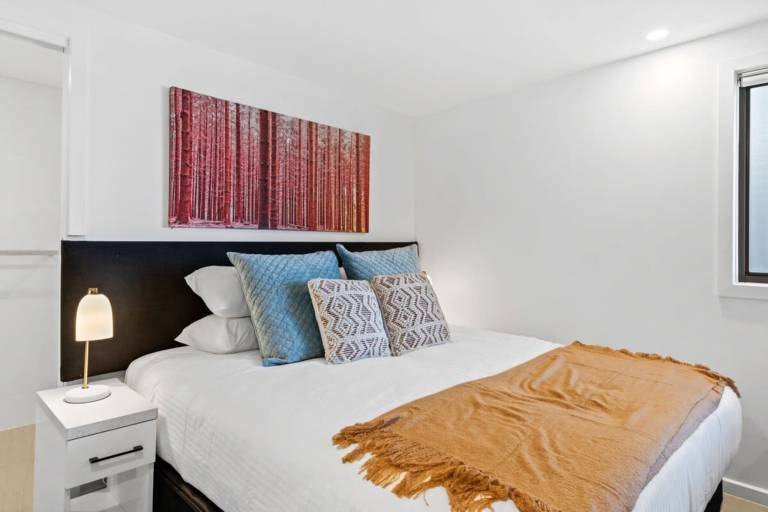 Cozy 1 Bed Studio Near Cafes and Shops