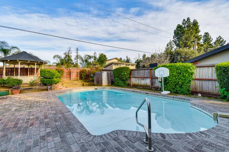 5 Mi to Fresno State: Family Gem w/ Backyard Oasis — photo 2