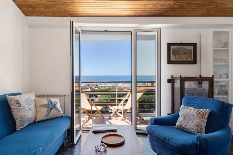 Apartment 'Attico Con Vista' with Sea View, Balcony and Wi-Fi in Moneglia