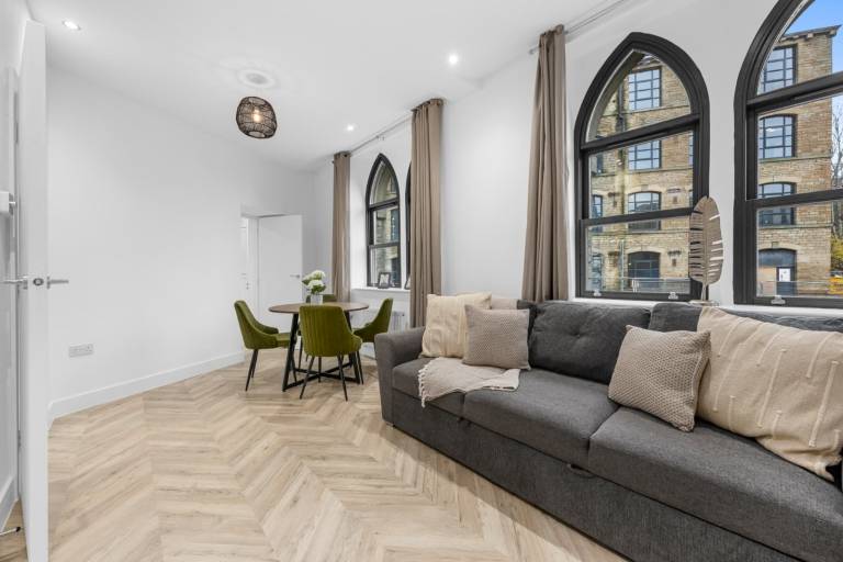 2 Bed Huddersfield Cottage by City SuperHost