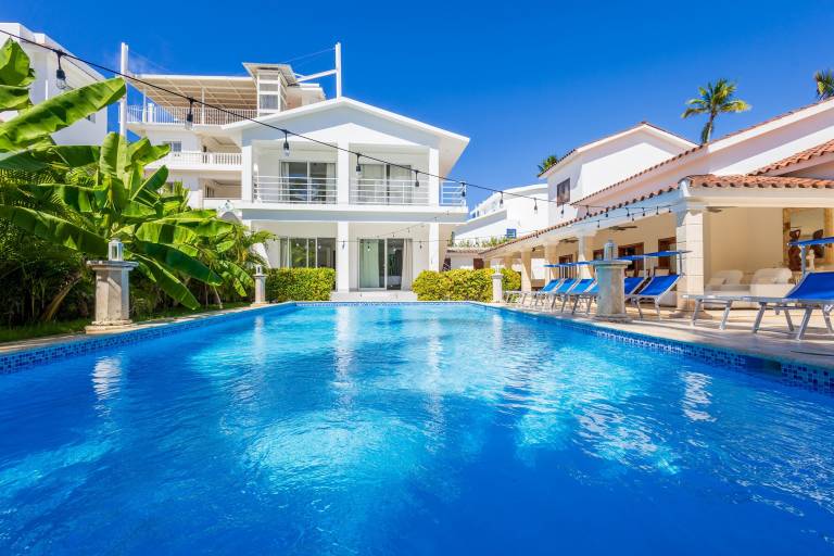 Beachfront 7BR Villa with Pool & Maid Los Corales