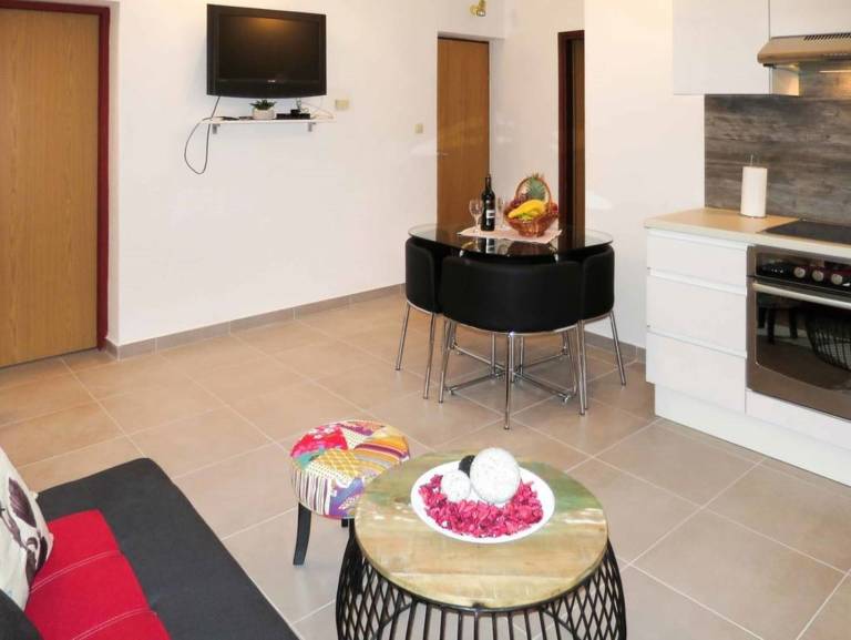 Rental apartment with barbeque, pool & patio | Sea view in Okrug