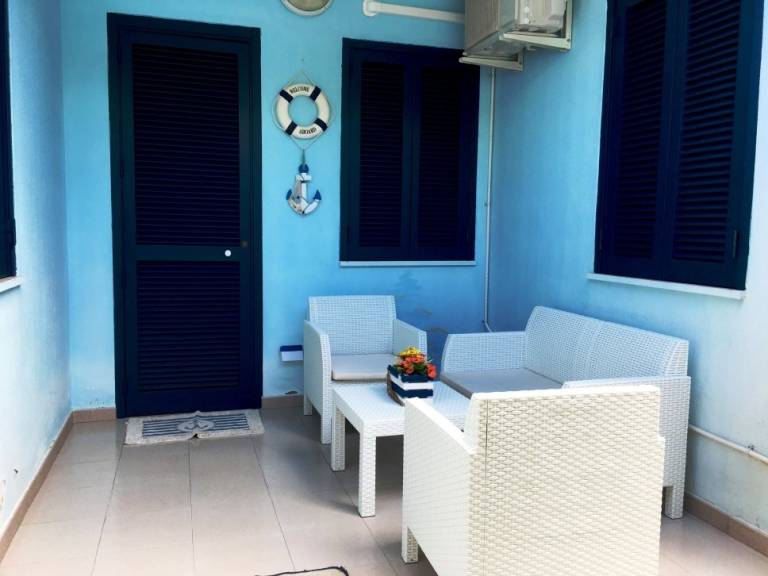 Apartment with yard — photo 2