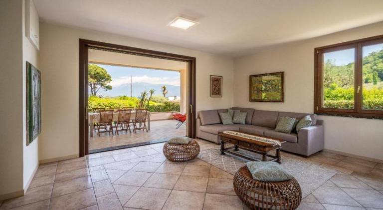 Vacation home with jacuzzi — photo 4