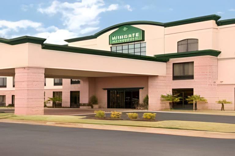 La Quinta Inn & Suites by Wyndham Columbus North in Columbus, GA