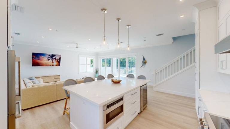 4-Bedroom Oceanfront Home in the Heart of Islamorada — photo 2