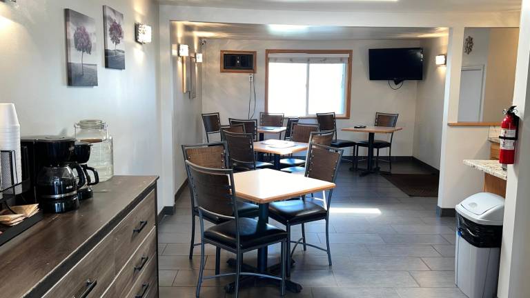 Econo Lodge Inn & Suites — photo 4