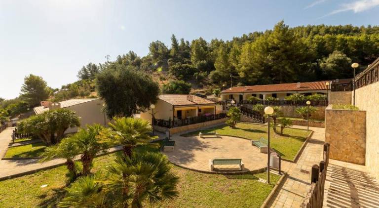 Child-friendly pleasant serviced apartment with pool, patio & garden | Close to the beach | Pets allowed in Vieste