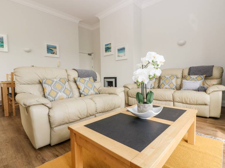 Child-friendly pleasant cottage | Beach view | Next to the beach | Pets are welcome — photo 3