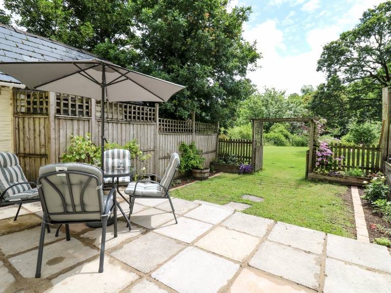 Cottage with yard — photo 5