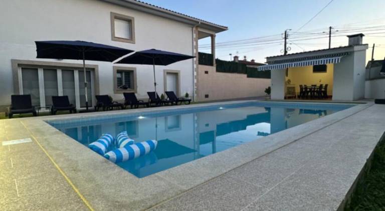 Holiday apartment with pool, barbecue & patio — photo 3