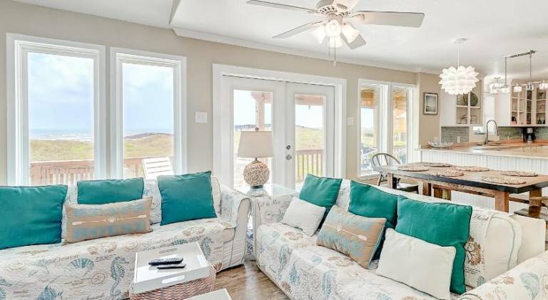 Vacation home with pool — photo 4