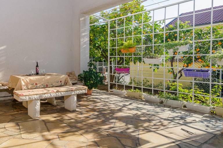 Rental apartment with barbeque, garden & patio | City view — photo 5