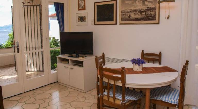 Beachfront apartment with big terrace and garden — photo 4